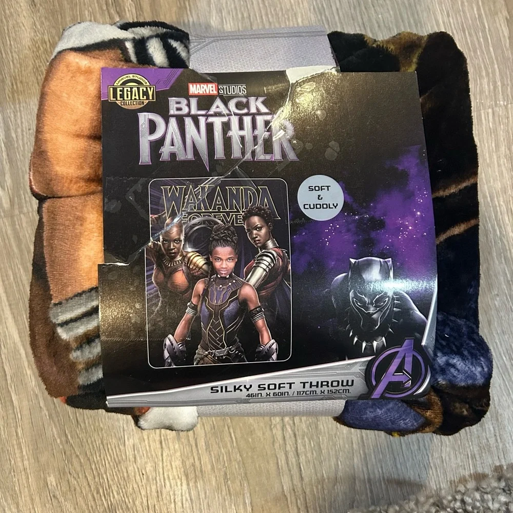 Marvel Studios Black Panther Silky Soft Throw - new!